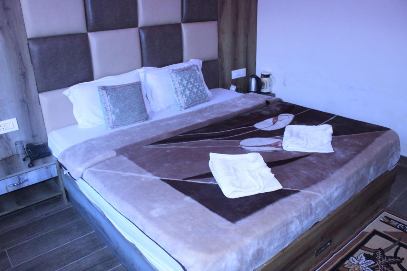 Hotel White Cloud Banikhet エクステリア 写真